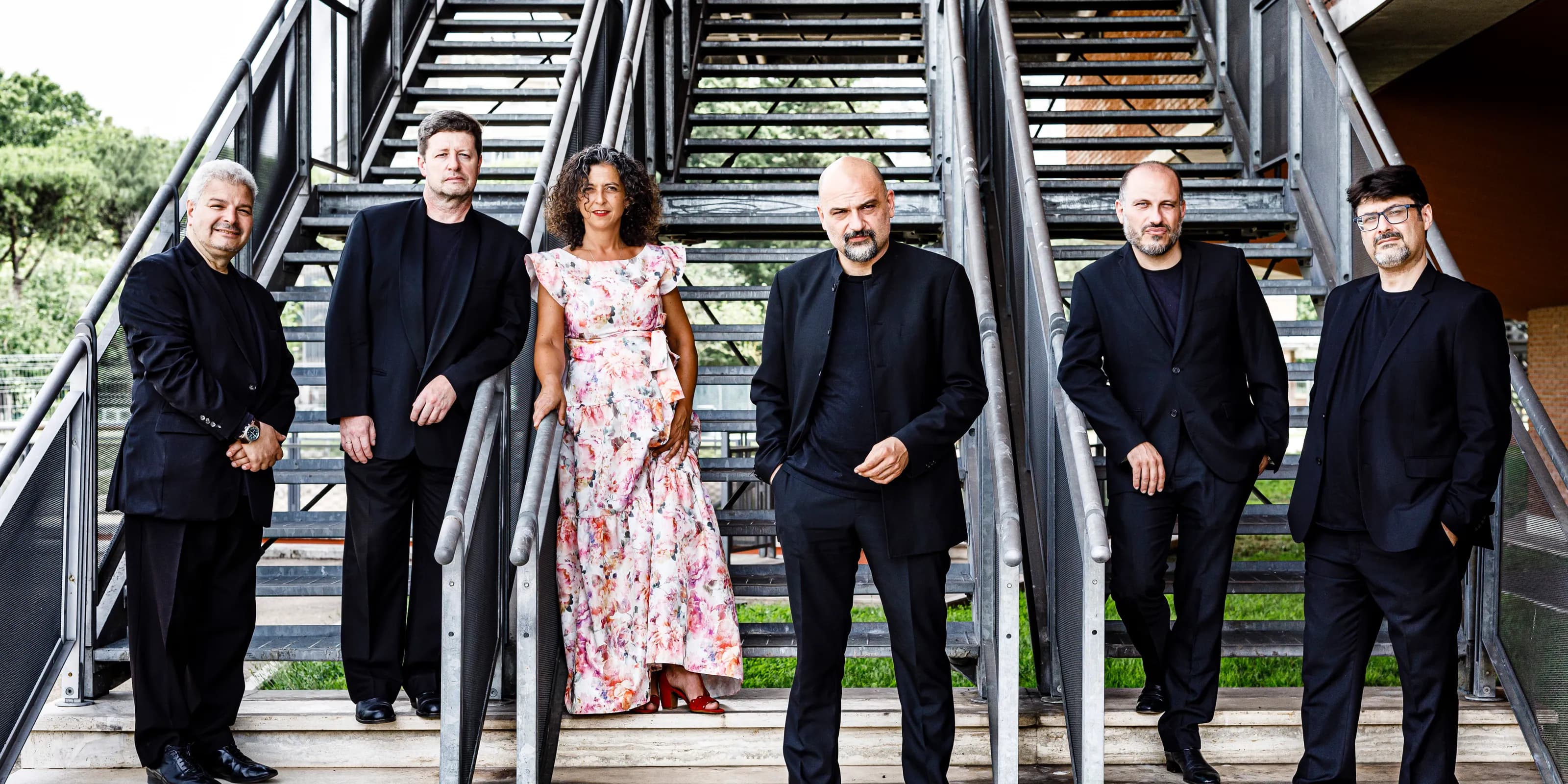 Sesstetto Stradivari Gruppenfoto auf einer Treppe