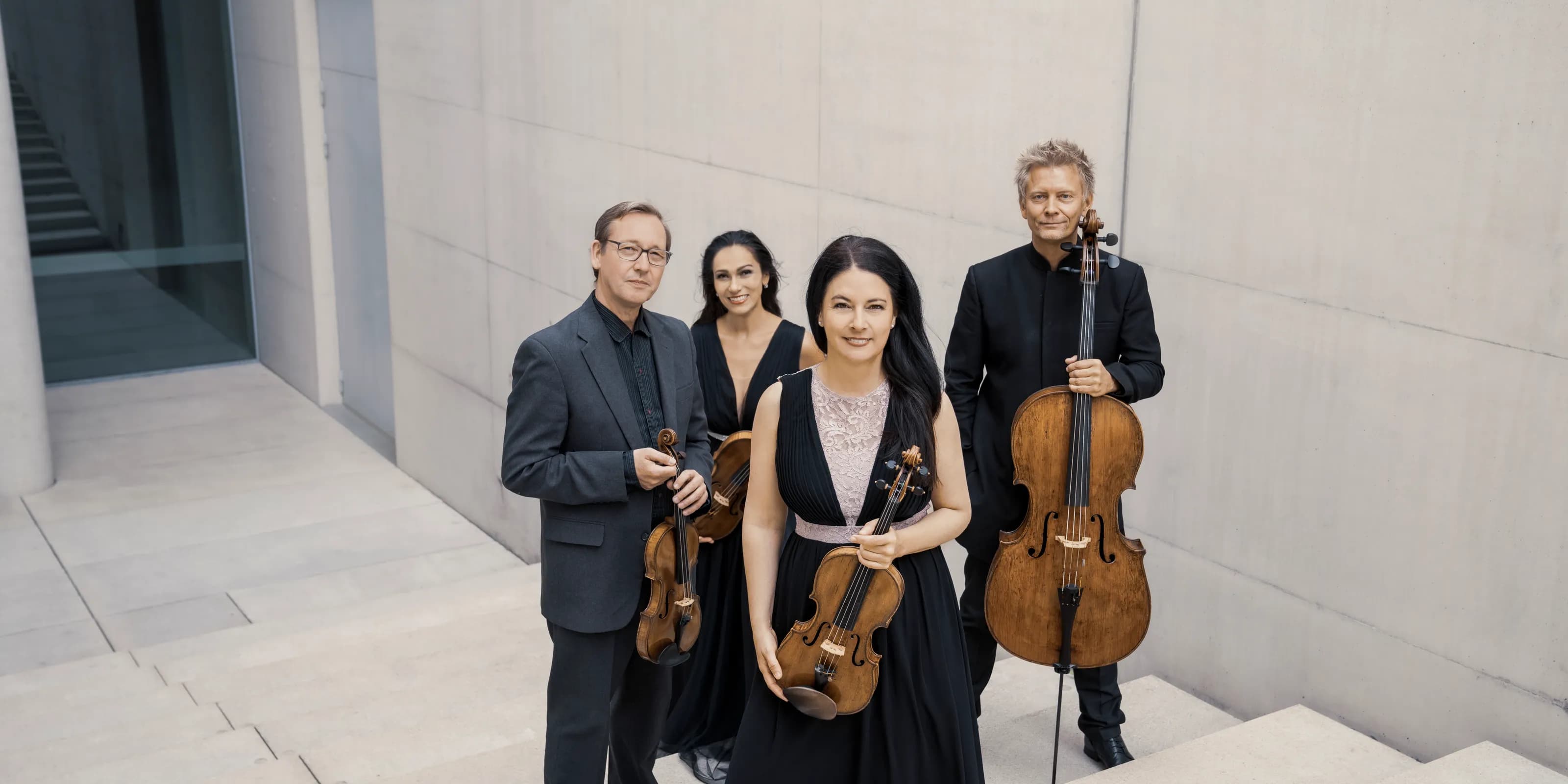 Das Minguet Quartett – Gruppenfoto mit Instrumenten